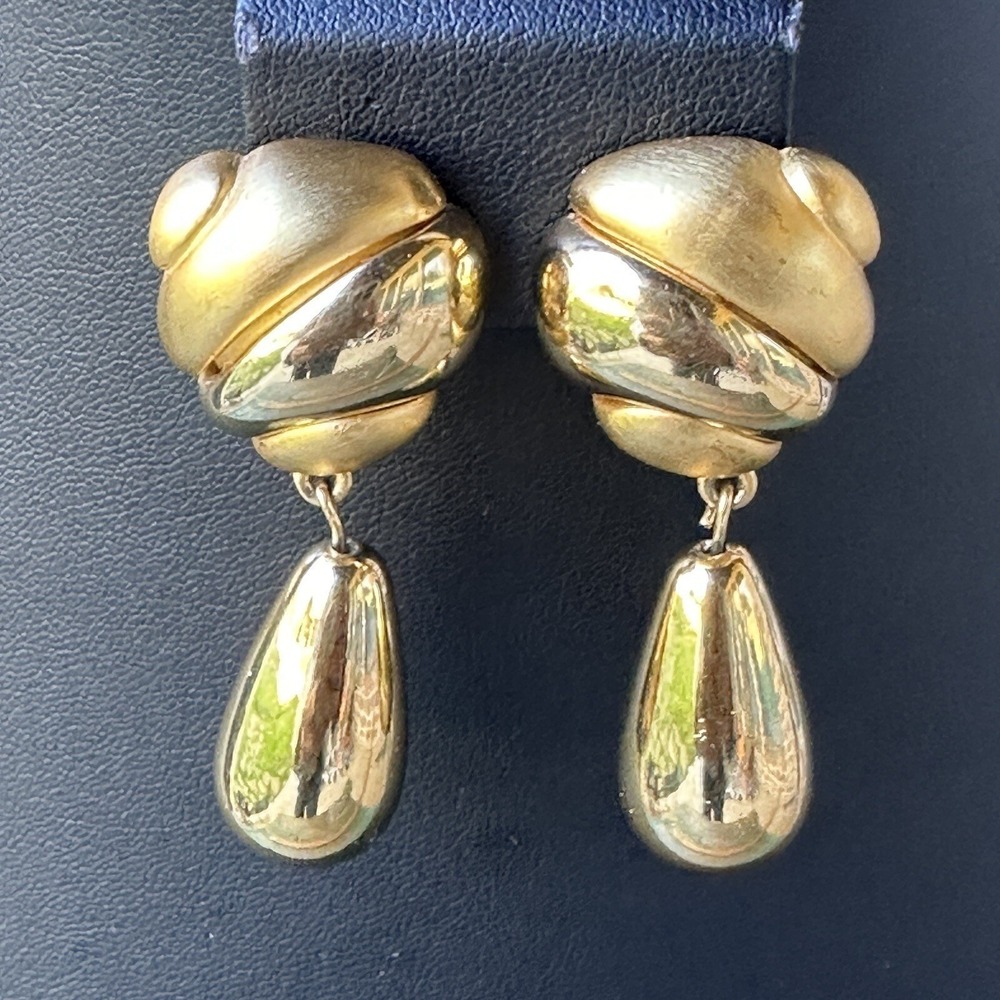 VTG Givenchy Clip Earrings 2 Inch Drop Dangle Gold Plated Clam Shell Tear Signed - Picture 3 of 6